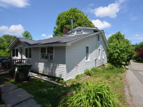 52 Woodsedge Ave, Mount Olive, NJ 07828-3422