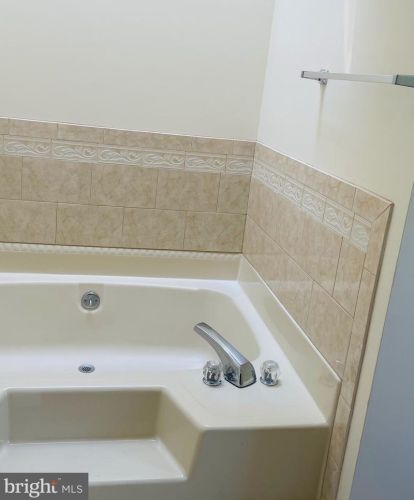 438 Northwest Dr, Silver Spring MD 20901-1435 exterior