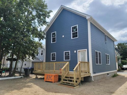 83 Ford St, Providence, RI 02907-2733