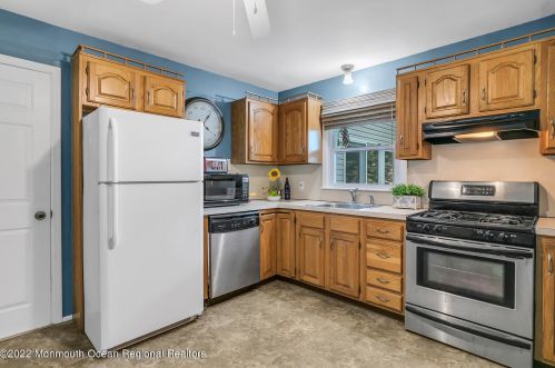 13 Jefferson St, Tinton Falls NJ 07701-5751 exterior