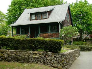 12 Green End Ave, Middletown, RI 02842-7017