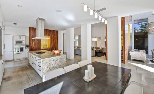 5890 Hilderbrand Dr, Atlanta GA  30328-5149 exterior