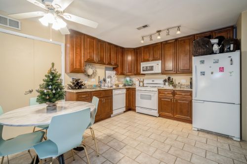 1392 Quaker Ln, Wheeling, IL 60070-1916