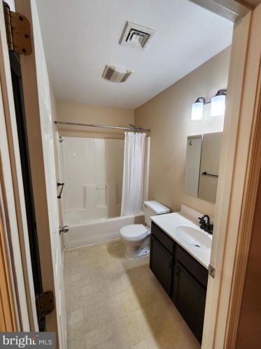 16 Courtyard Dr, Carlisle PA  17013-1395 exterior