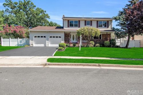 10 Rodak Cir, Edison, NJ 08817-4771