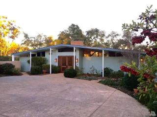 812 Country Club Dr, Ojai, CA 93023-3712
