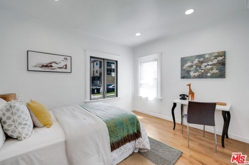 1350 Carlton Dr, Glendale CA  91205-1421 exterior