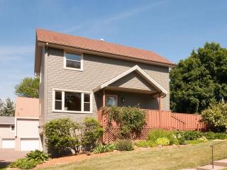 3571 Pilgrim Ln, Minneapolis, MN 55441-2473