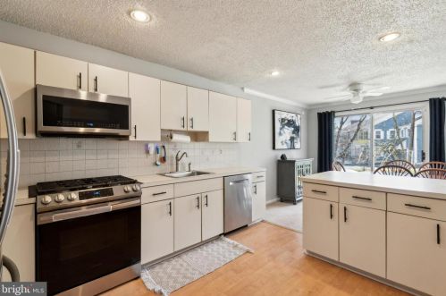 1213 Eagles Chase Dr, Trenton NJ  08648-2540 exterior