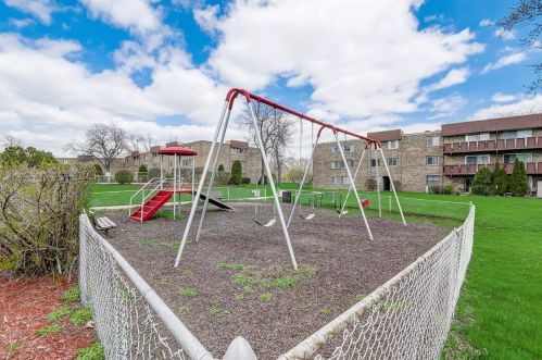 2600 Brookwood Way Dr, Rolling Meadows IL  60008-2371 exterior