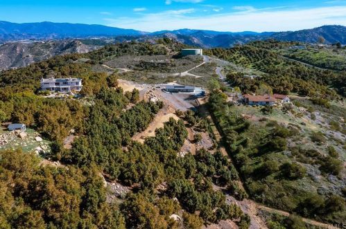 1748 Avohill Dr, Vista, CA 92084-1328