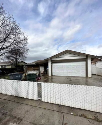 4747 Kaviland Ave, Fresno, CA 93725-1716
