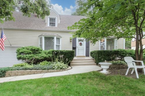 209 Forest Ave, Itasca, IL 60143-2011