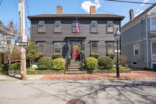 77 3rd St, Middletown, RI 02840-1933