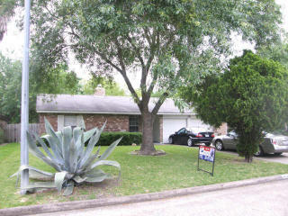 6122 Westbranch Dr, Houston, TX 77072-1034