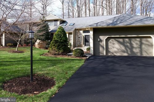 16 Hunters Cir, Lebanon, NJ 08833-4393