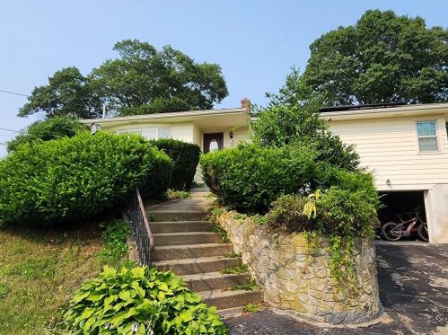 33 Pilla Dr, Warwick, RI 02886-1117