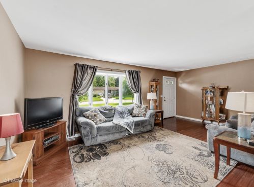 261 Mohawk Dr, Carol Stream, IL 60188-1913