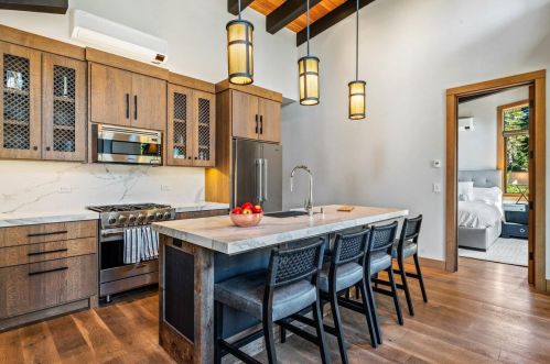 8370 Valhalla Dr, Truckee CA  96161-4296 exterior