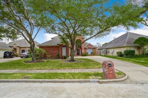 219 Esplanade Ln, Stafford, TX 77477-5430