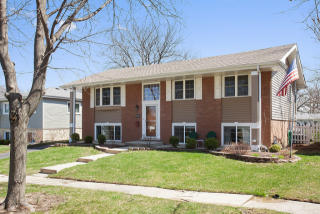 1031 Crestview Dr, Lemont, IL 60439-4324