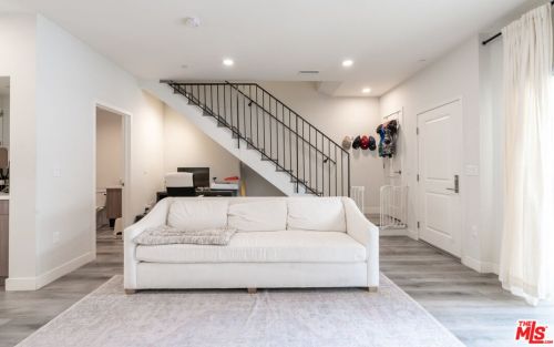 2454 Montrose Ave, Montrose, CA 91020-1420