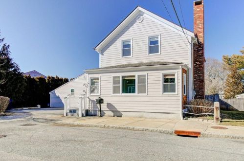 2 Evarts St, Middletown, RI 02840-1607