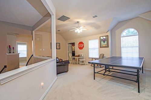 2561 Grn Oak Dr, Carrollton TX 75010-4221 exterior