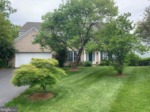13015 Azalea Woods Way, Herndon VA  20171-4811 exterior