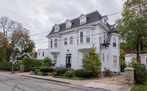 67 Perry St, Middletown, RI 02840-4054