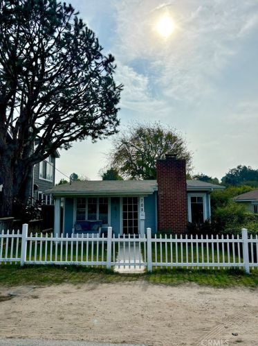 708 35th St, Manhattan Beach, CA 90266-3430