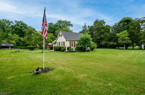 6 Dogwood Ln, Princeton NJ  08540-8439 exterior