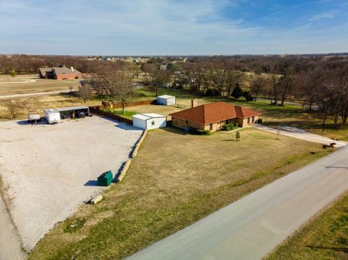 309 Mockingbird Ln, Decatur, TX 76234-5218