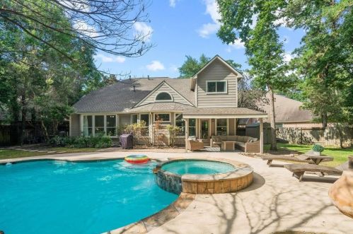 2 Hobbit Glen Dr, Conroe TX  77384-3840 exterior