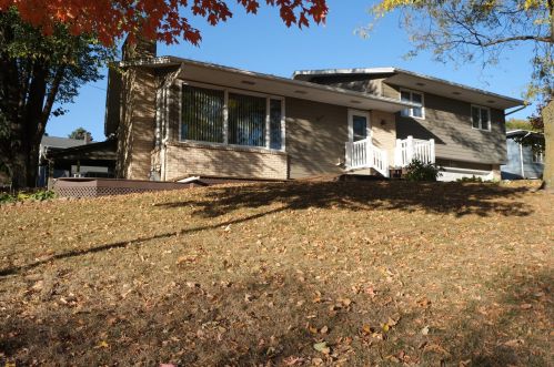 161 Circle Dr, Jackson, MN 56143-1011
