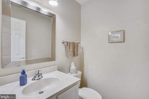 7328 Hampton Manor Pl, Springfield VA  22150-4921 exterior