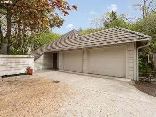 3042 Nottingham Dr, Portland, OR 97201-1682