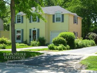 2137 Dewes St, Glenview, IL 60025-4152