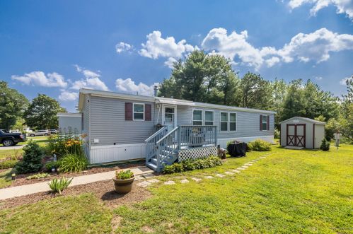 14 Woodside Dr, Lisbon, ME 04250-6471