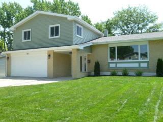 1161 Westwood Trl, Addison, IL 60101-2156