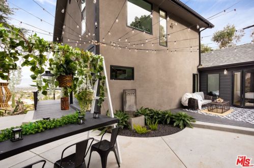 14600 Round Valley Dr, Van Nuys CA  91403-4632 exterior