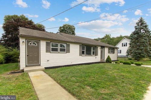 16 Pine Ave, Runnemede, NJ 08078-1848