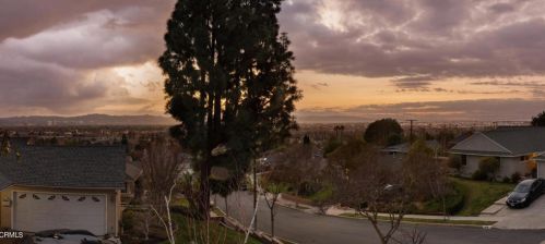 826 Victoria Pl, Burbank, CA 91504-1927