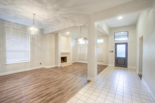 2007 Larkspur Dr, Carrollton TX  75010-4040 exterior