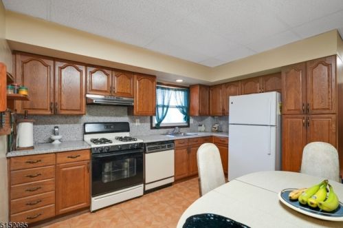 26 Van Ness Ter, Maplewood NJ 07040-3324 exterior