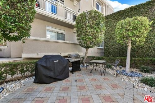 4630 Woodley Ave, Van Nuys CA  91436-2724 exterior