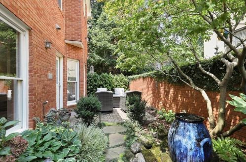 205 Embassy Ct, Atlanta GA  30328-4854 exterior