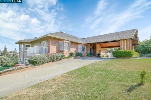 2721 Oakhurst Dr, Valley Home, CA 95361-9233