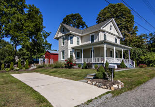 43 Center St, Annandale, NJ 08801-3079