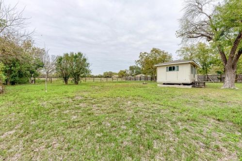 810 Sledge St, Uhland TX 78640-5609 exterior